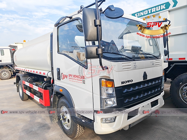 8,000 Litres Refueling Tanker Sinotruk Parking in Luanyuangang Port
